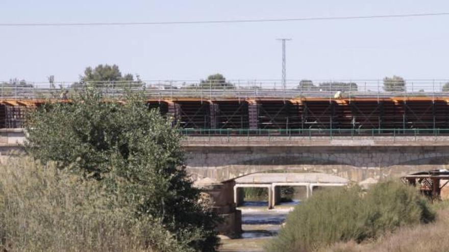 Obras del nuevo puente del AVE sobre el río Valderaduey.