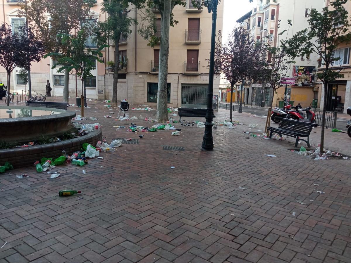 Los botellones del domingo de las fiestas del Pilar dejan restos en la plaza de la Justicia y la calle El Temple