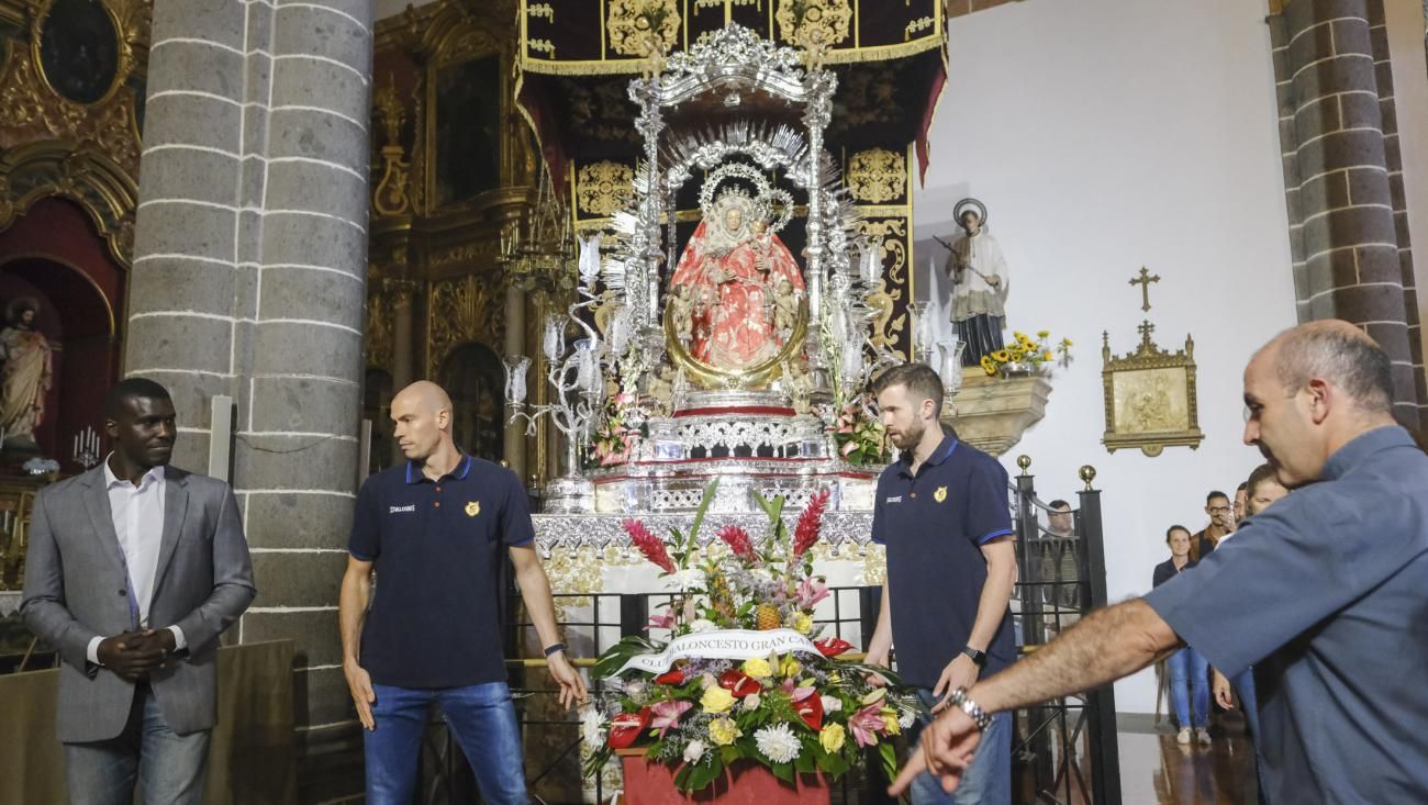 Visita de la plantilla del Granca a la Virgen del Pino