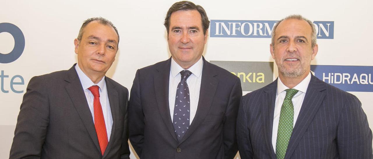 Garamendi, en el centro, junto a Salvador Navarro y Perfecto Palacio, de la CEV.