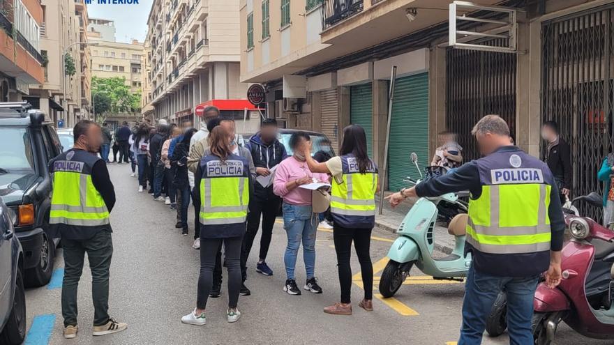 Control policial entre las personas que se disponían a realizar el examen.