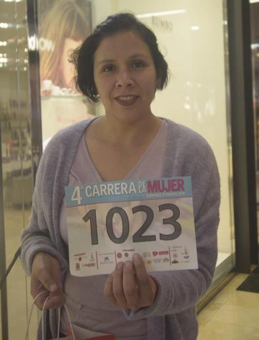 Recogida de dorsales en el Thader para la IV Carrera de la Mujer