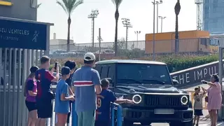 Íñigo Martínez abandona la Ciutat Esportiva entre el cariño de los aficionados: "Iñigo grandeee"