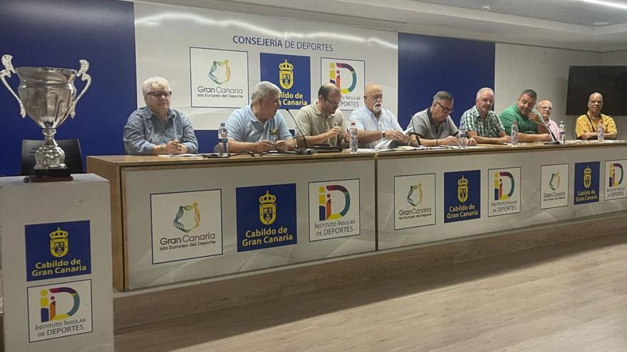 Los miembros de la Asamblea durante la reunión en la sala de prensa del Gran Canaria Arena, ayer.