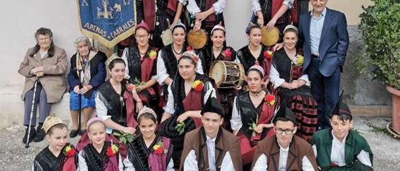 Integrantes del Grupo Folclórico Corri Corri de Cabrales, junto a la placa.