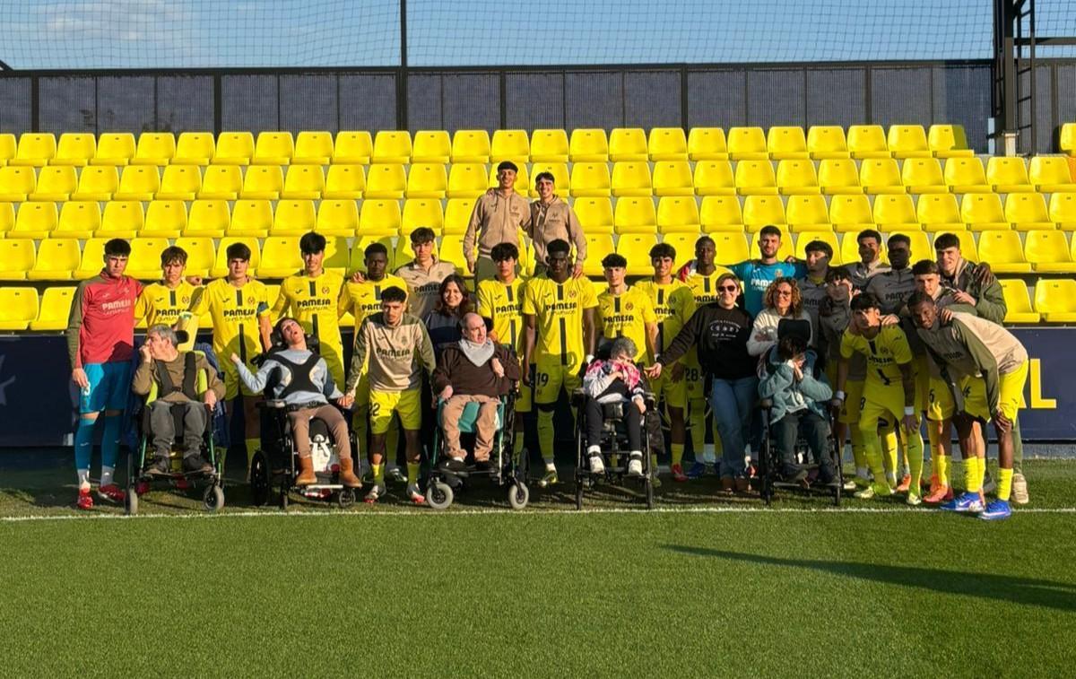 Los jugadores del VIllarreal C postan con varios miembros de Aspropace antes del partido.