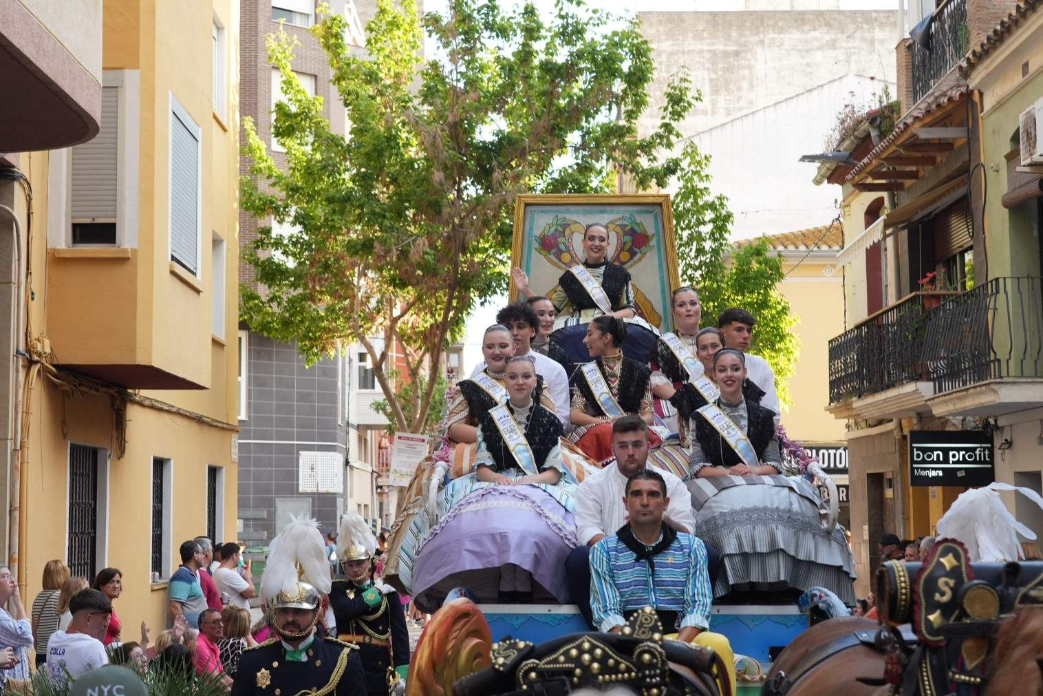 El Grau da inicio a las fiestas de Sant Pere con pólvora, bous y música