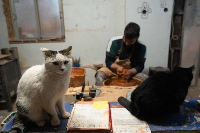 GALERÍA | AlfarArenas, el alfarero de los gatos y el botijo mágico