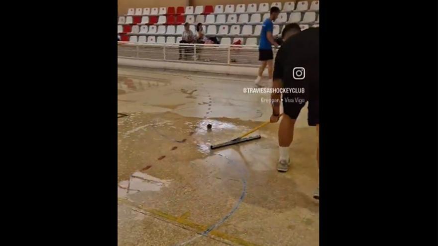 La borrasca Óscar crea un nuevo deporte en Vigo: el hockey sobre agua