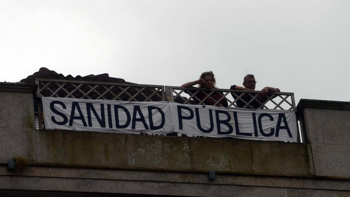 Pancarta a favor de la Sanidad Pública en Vilagarcía. // N. Parga