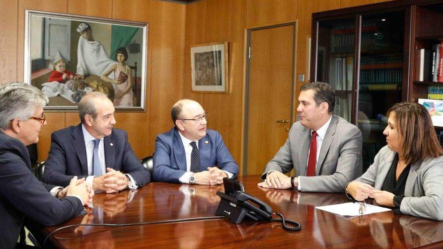 Reunión entre Alberto Castro, Enrique Oliveira y representantes de la Cámara de Comercio.