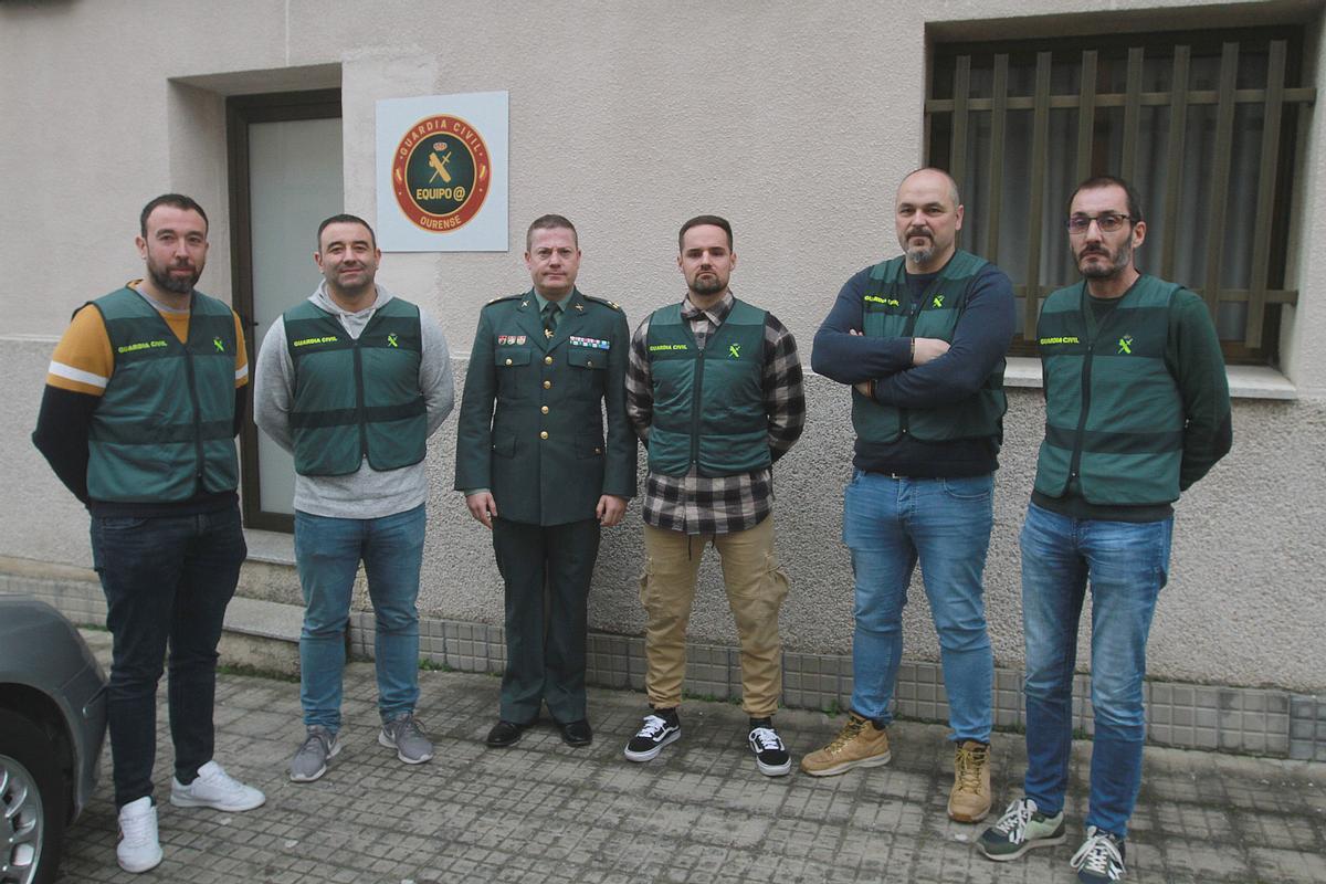 Efectivos de los 'equipos arroba' de la Guardia Civil de Ourense, en el exterior de sus dependencias.