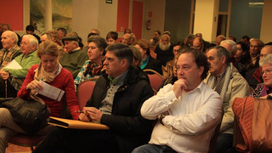 Reunión de los propietarios afectados por la reclasificación de terrenos de regadío en la zona de Villagodio, ayer en Zamora.