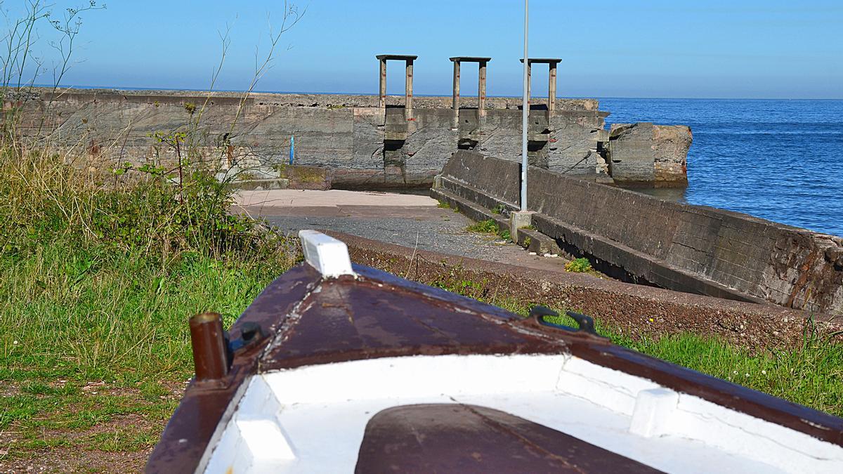 El puerto de Llumeres, con una barca en primer término.