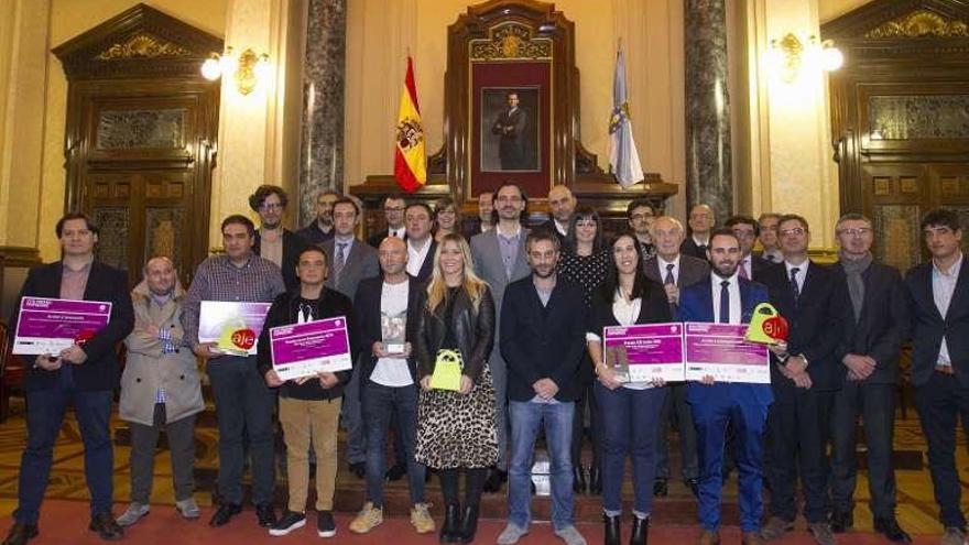 Foto de familia de los premiados y autoridades en María Pita.