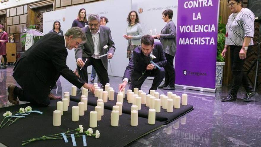 El Ayuntamiento enciende una vela por cada una de las 49 mujeres asesinadas