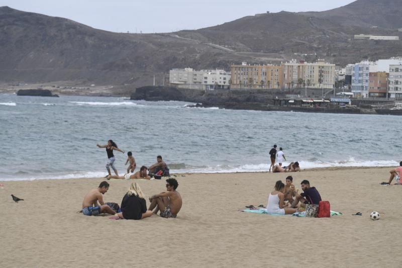 23-06-20 LAS PALMAS DE GRAN CANARIA.PLAYA DE LAS CANTERAS.LAS PALMAS DE GRAN CANARIA. Fotos de la gente desalojando Las Canteras. Fotos: Juan Castro  | 23/06/2020 | Fotógrafo: Juan Carlos Castro