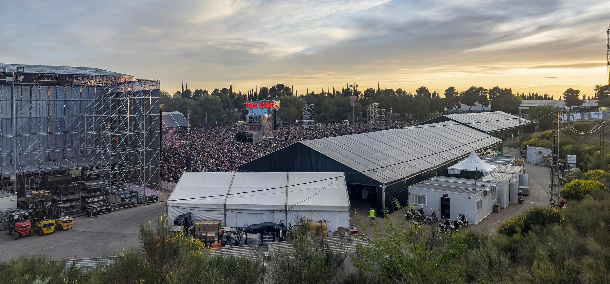 Vista panorámica del auditorio del festival de arte nativo Viña Rock 2023 al atardecer.