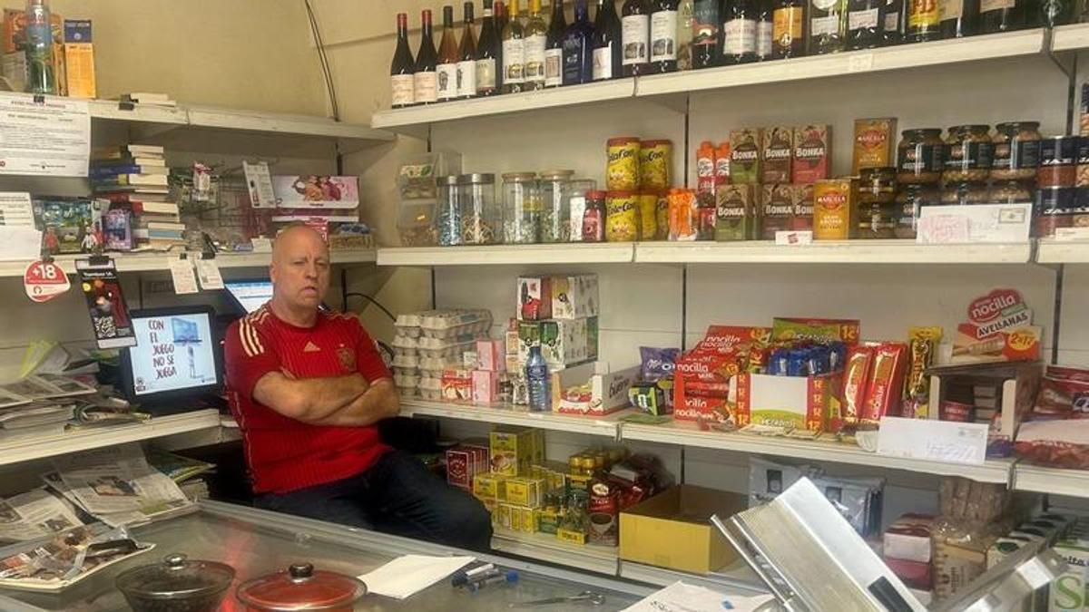 Luis Abadía, 63 años, en el mostrador de su centenaria tienda en Samper de Calanda