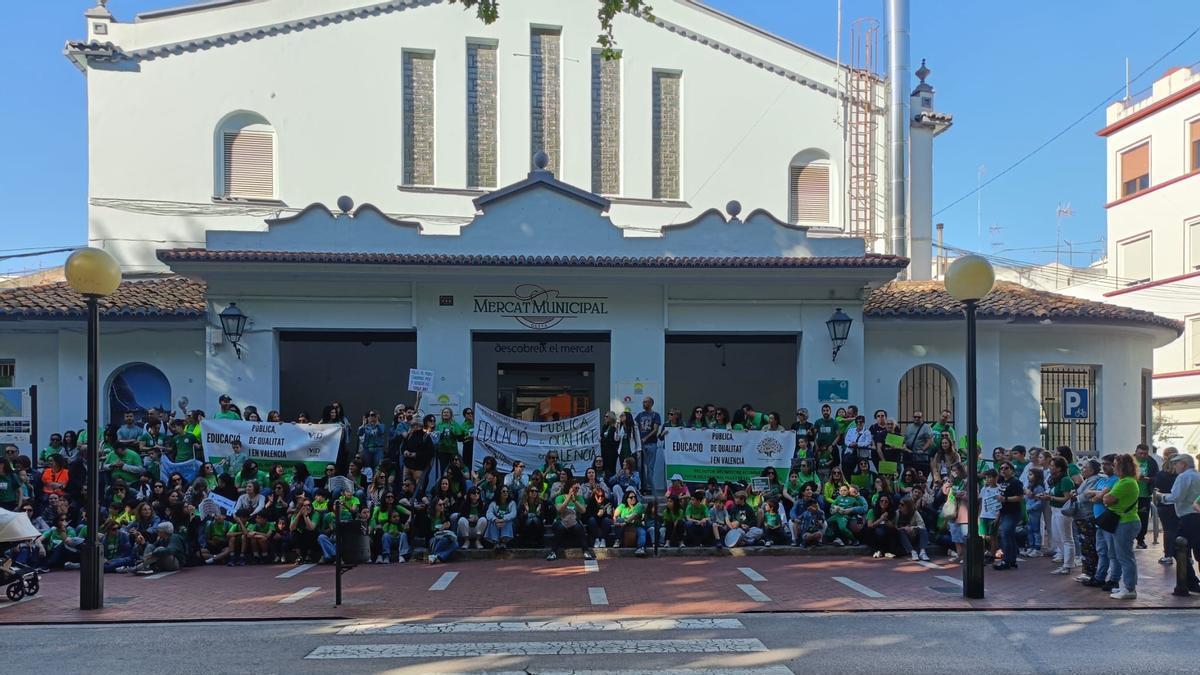 Concentración a las puertas del Mercat Municipal de Oliva.