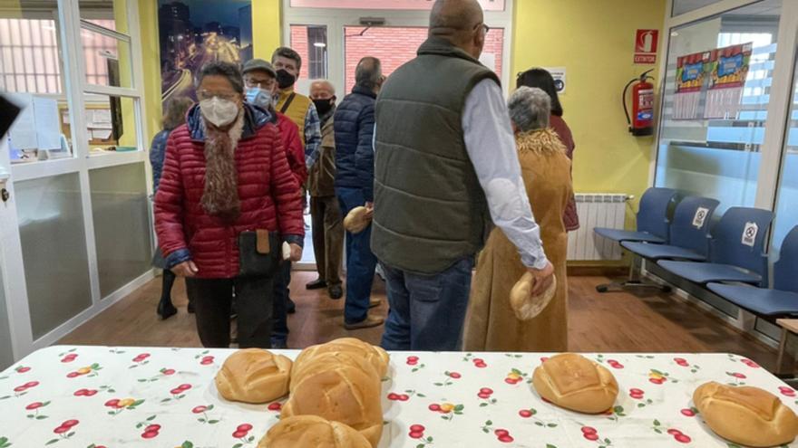 Benavente cumple con la tradición del reparto del pan de la Veguilla