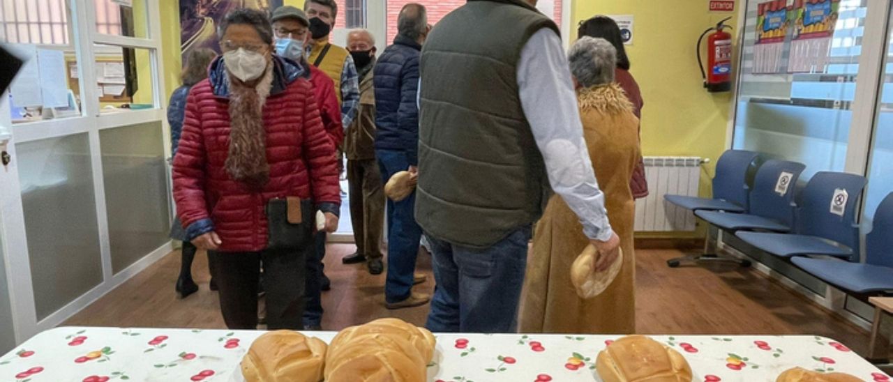 Reparto del pan de la Veguilla, en Benavente. / E. P.