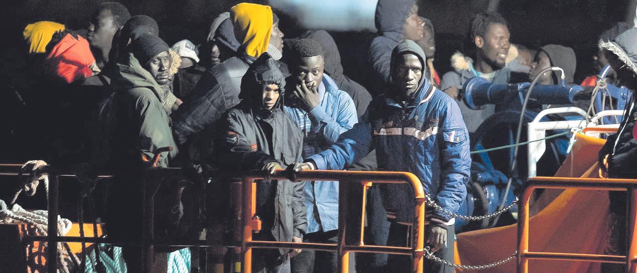 Una patera con 37 inmigrantes llega al muelle de Arguineguín, en Gran Canaria, el pasado jueves.