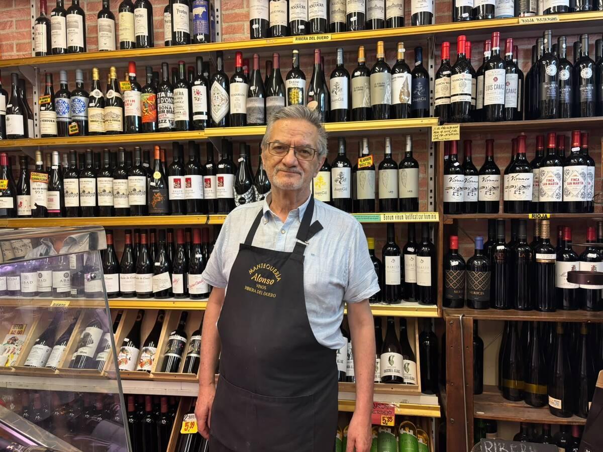 Mariano y su familia, de Mantequería Alonso, son el único negocio que llevan en el mercado desde 1940 y sin haber cambiado de familia. Los vecinos les echarán de menos, porque se jubilan y no habrá tercera generación