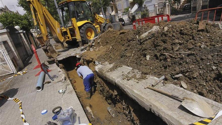 Una avería deja sin agua doce horas a la calle Manuel Castillo de Cáceres