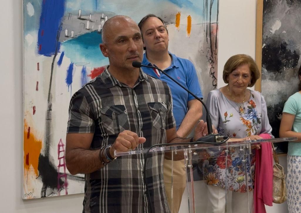 Así es la muestra de las 27 obras ganadoras del Certamen Nacional de Pintura de Villaviciosa que componen la colección municipal