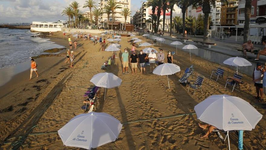 Torrevieja regala cien sombrillas en la playa del Cura para promocionar las  compras en el comercio local - Información