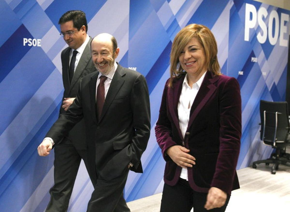Elena Valenciano acompanyada d’Alfredo Pérez Rubalcaba i el secretari d’Organització del partit, Óscar López. Elena Valenciano acompanyada d’Alfredo Pérez Rubalcaba i el secretari d’Organització del partit, Óscar López.