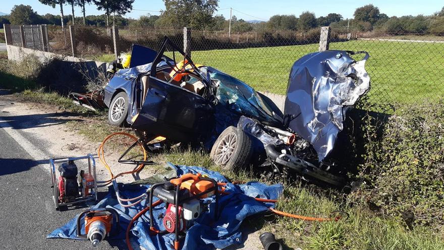 El coche quedó muy dañado tras la colisión // G. C.