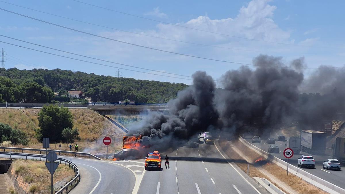 Una imagen del camión en llamas y la circulación cortada.