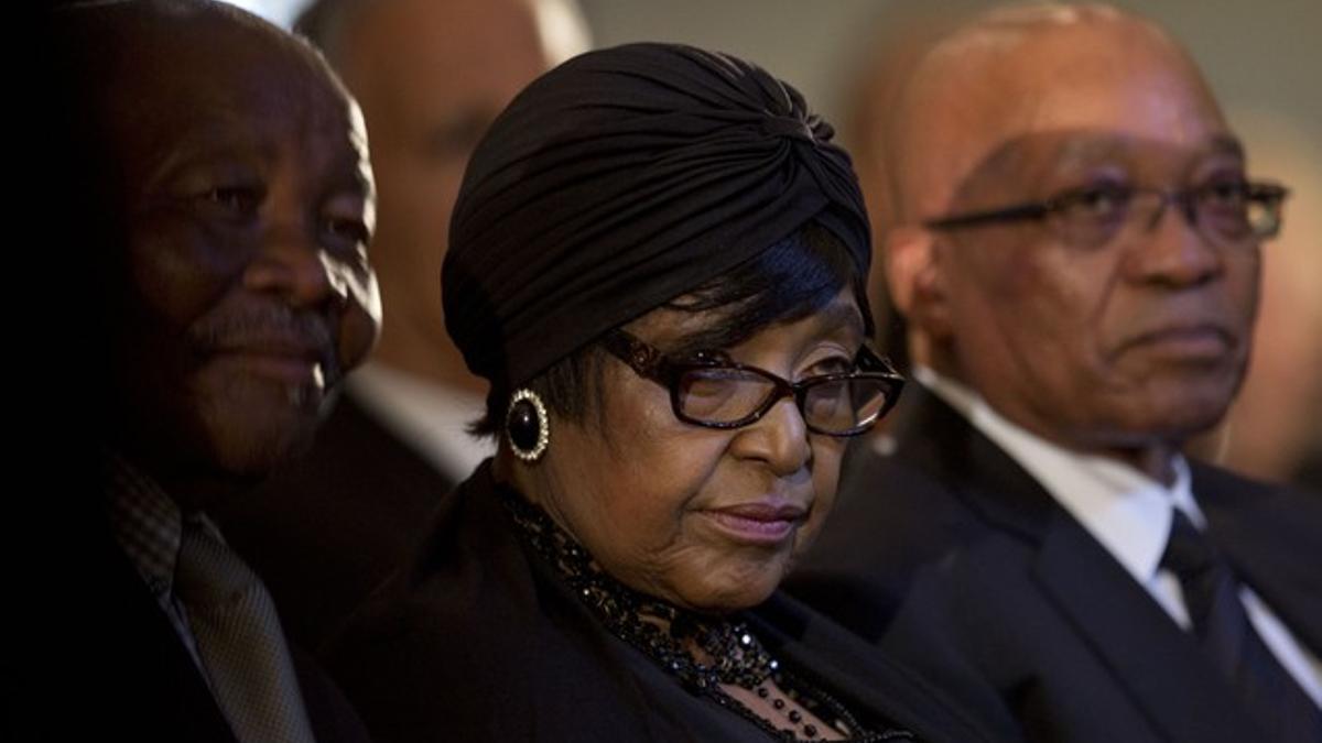 La exesposa de Mandela Winnie Madikizela-Mandela, junto al presidente de Sudáfrica, Jacob Zuma, durante el servicio religioso en memoria de Madiba, este domingo en Johhanesburgo.