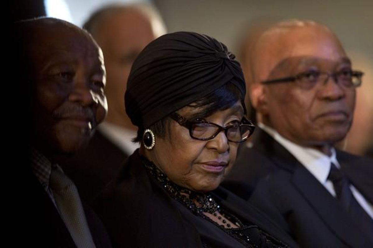 L’exdona de Mandela Winnie Madikizela-Mandela, amb el president de Sud-àfrica, Jacob Zuma, durant el servei religiós en memòria de Madiba, aquest diumenge a Johannesburg.