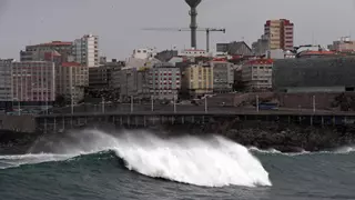 El fuerte oleaje activa la alerta naranja y obliga a cerrar las playas de A Coruña