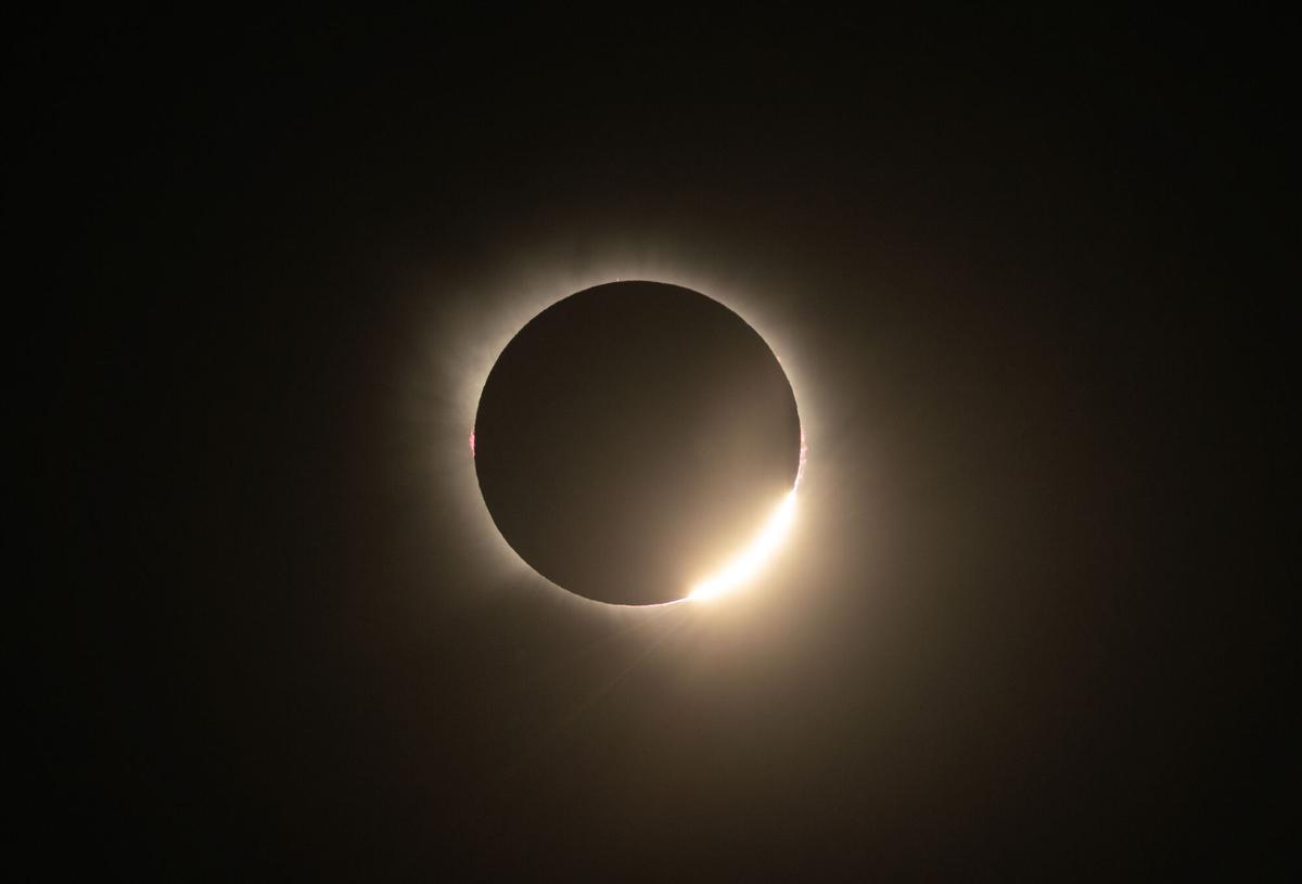 Anillo de diamantes final en eclipse total del Sol