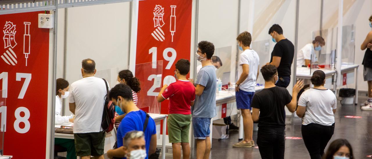 Vacunación de jóvenes de entre 16 y 19 años en Ciudad de la Luz, en Alicante, este mes de agosto.