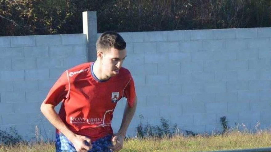 Cristian Dacosta saca un córner en el Arjiz. // Verín CF