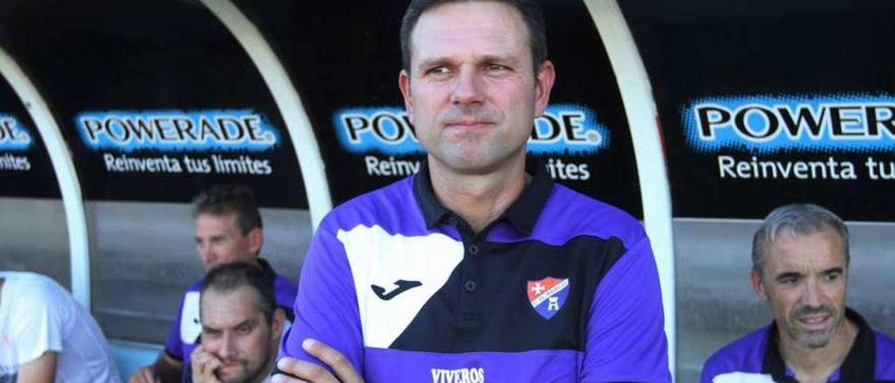 Manolo Pérez en el campo de O Couto durante la visita del Barco al Ourense CF. // Iñaki Osorio