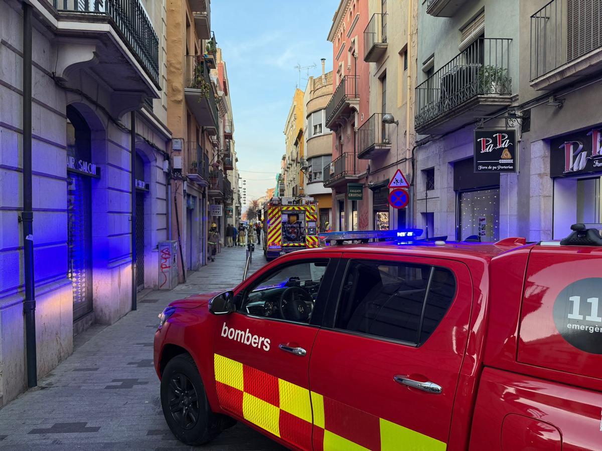 El carrer ha quedat tallat al trànsit.