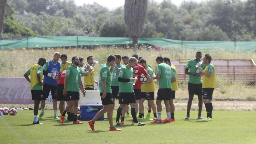 Carrión apuesta por mantener el once tras una sesión con la mente puesta en el Oviedo