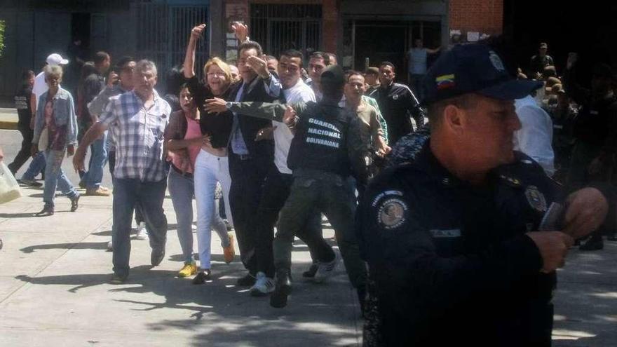 Varios agentes impiden a la aún fiscal general entrar en la sede del Ministerio Público, ayer en Caracas. // Efe
