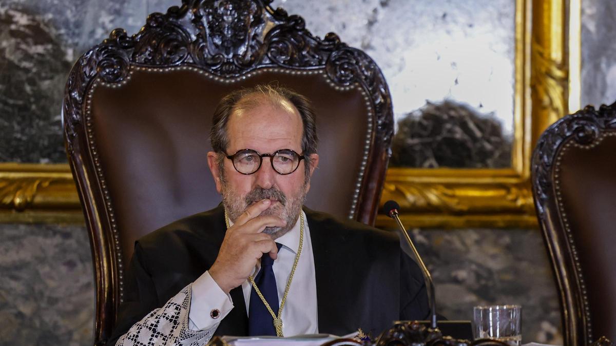Los Comunes presentan una querella contra el magistrado Arrieta por revelación de secretos
