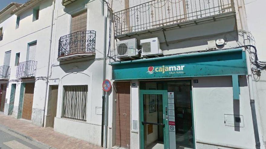 Buscan a tres ladrones tras el atraco a una sucursal bancaria en Soneja