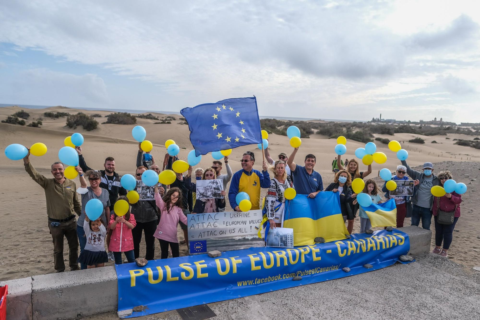 Manifestación de ucranianos en el mirador de las Dunas de Maspalomas