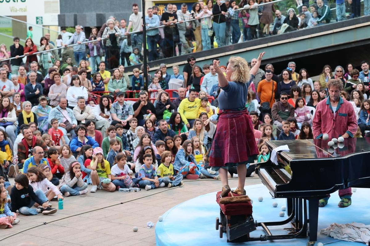 Imagen de la plaza Major de Vila-real a rebosar de espectadores, mayores y pequeños, en el espectáculo ofrecido el sábado por Dirque, un referente en el teatro de calle europeo, en su última representación profesional.