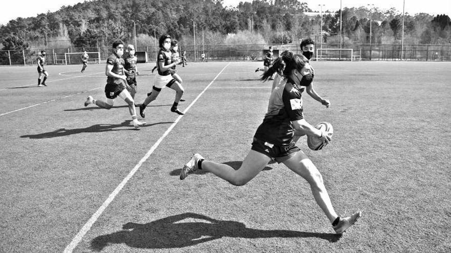 Lucía del Campo lleva el oval durante un partido en As Lagoas.   | FOTO: VIGO R.C.