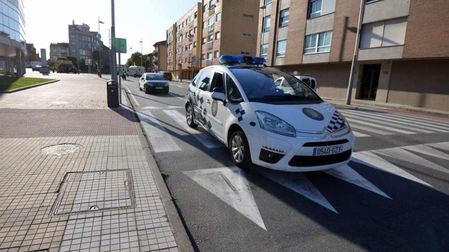 Un coche patrulla de la Policía Local circula sobre un &quot;lombo&quot; en Fernández Ladreda. // G. Santos